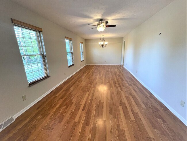 Building Photo - Spacious 3 Bedroom, 2 Bath one level home ...