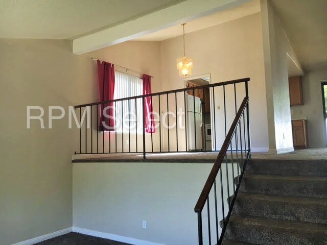 Building Photo - 190 Riverview Dr
