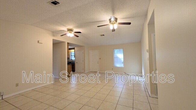 Foto del edificio - 1485 Pine Ln Dr