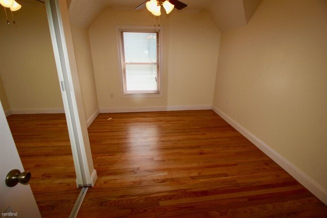 Building Photo - 2 br, 1 bath  - 726 S Main St # 2 #2