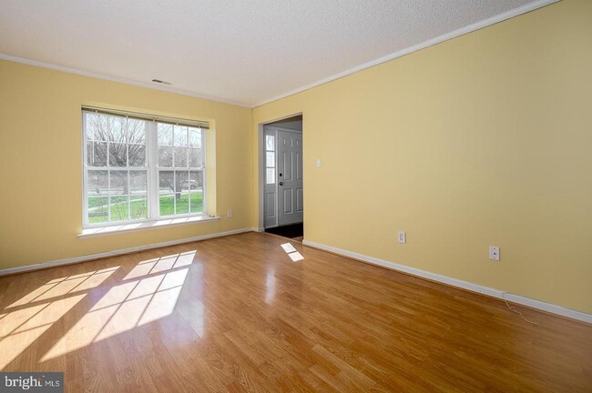 Building Photo - 8 Pond View Dr