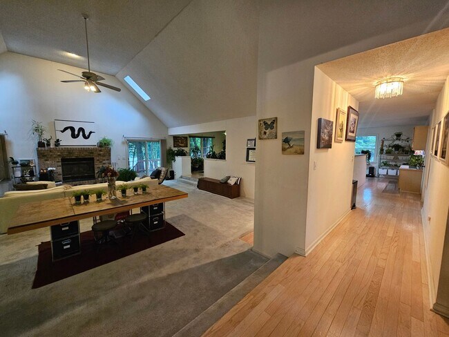 Foto del edificio - Charming Brick Home with Serene Lake Views!