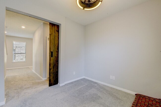 Building Photo - 5 Bedroom / 2.5 Bathroom 2-Story home in K...