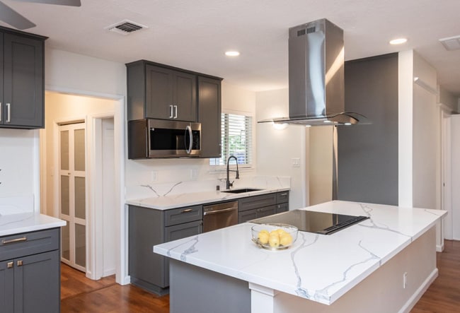 Building Photo - 4/2 + Detached Studio & Pool! One Property...