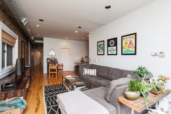 Foto del edificio - 821 N Milwaukee Ave