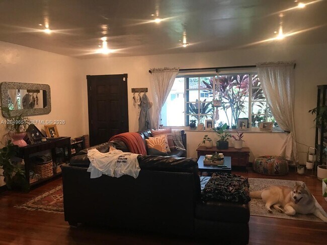 Foto del edificio - 1050 NE 81st St
