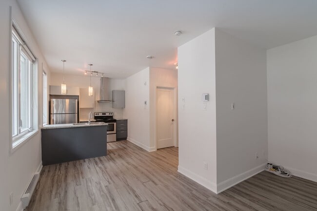 Building Photo - 6600 Av. de Darlington