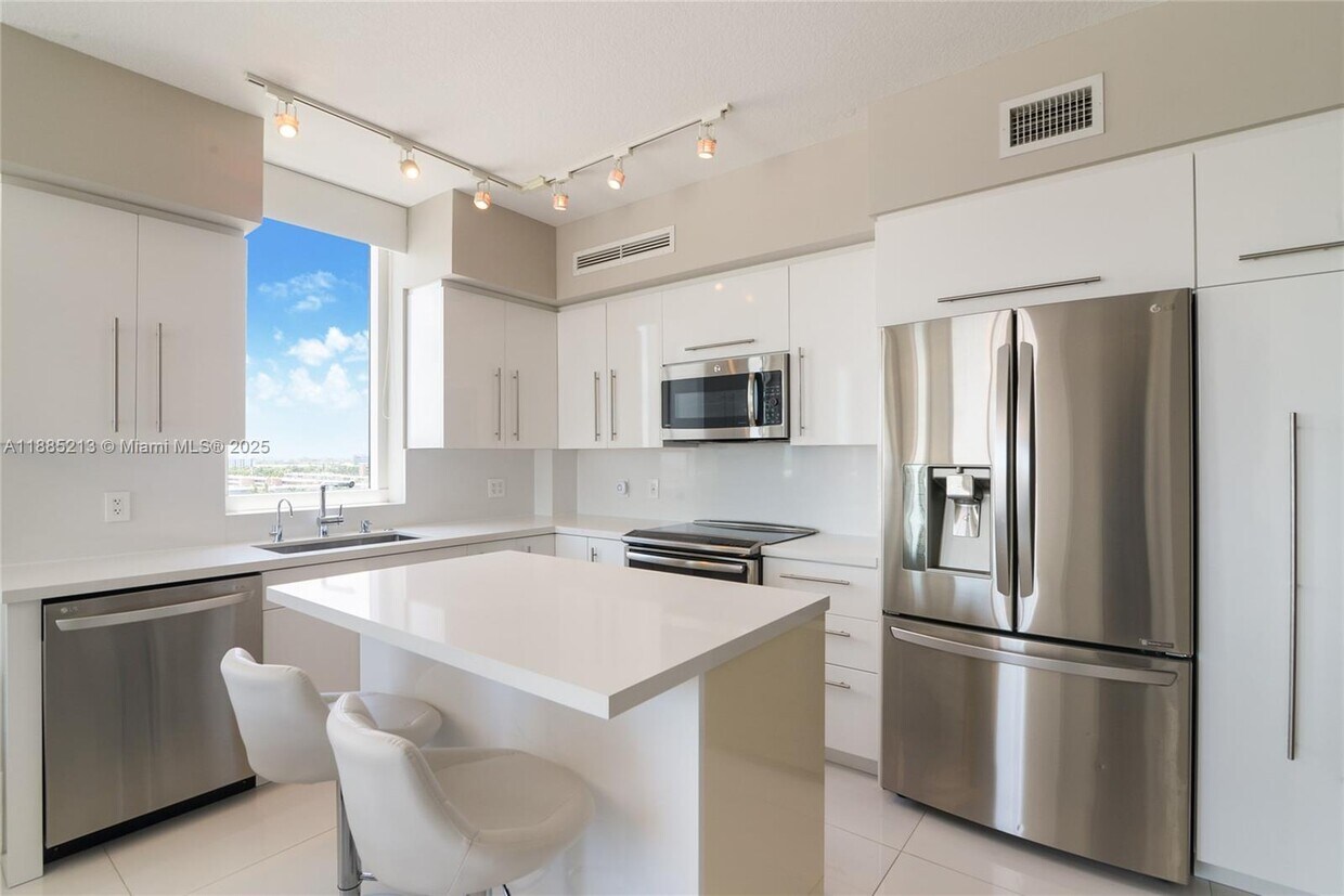 Foto principal - 1745 E Hallandale Beach Blvd