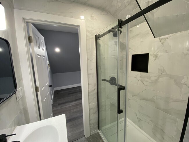 Photo du bâtiment - 129 Emerald St S