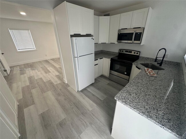 Foto del edificio - 1308 NW 13th Ct