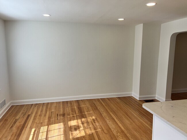 Foto del edificio - Stunning Updated 3BR/2BA Row Home in the Heart of Towson