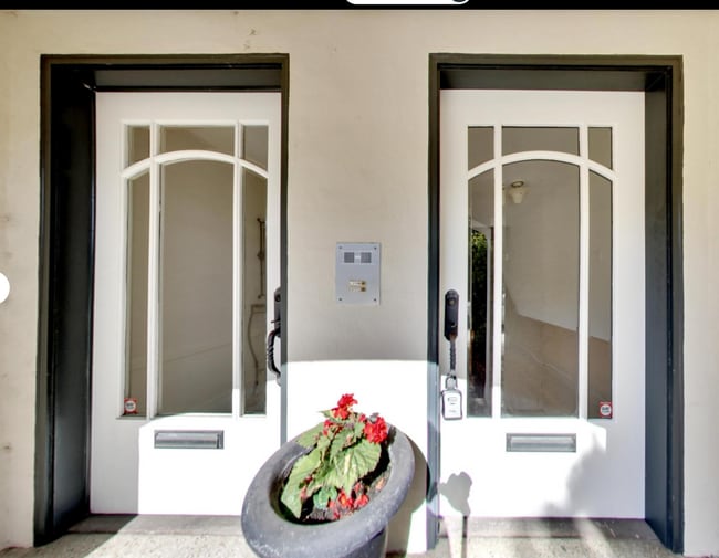 Building Photo - Expansive Top-Floor Richmond Flat | 2BD + Sunroom | Parking Included | Nearly 1,900 Sq. Ft.