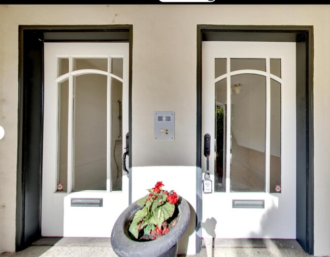 Foto del edificio - Expansive Top-Floor Richmond Flat | 2BD + Sunroom | Parking Included | Nearly 1,900 Sq. Ft.