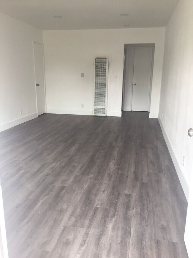 Building Photo - Cedar Triplex