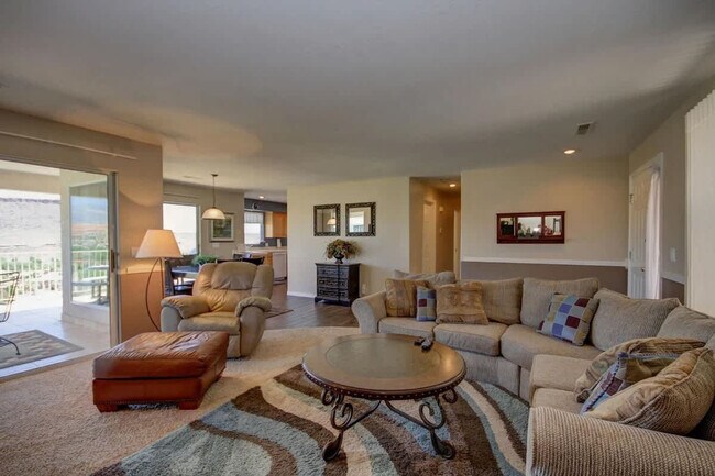 Building Photo - 1845 W Canyon View Dr