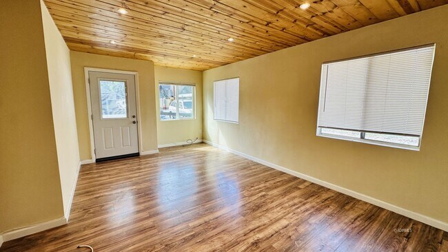 Foto del edificio - Walk to town 1 Bedroom Apartment