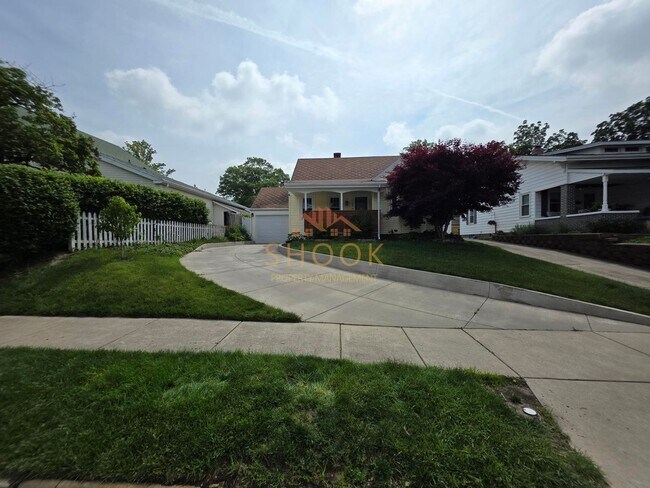 Foto del edificio - UNIQUE AND COZY 3 BR + BONUS ROOM HOME