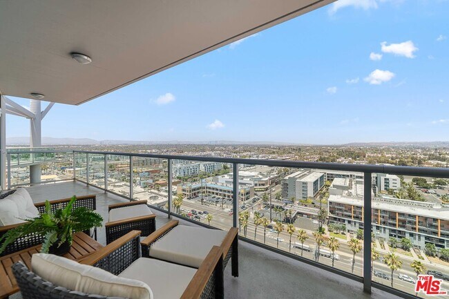 Building Photo - 13600 Marina Pointe Dr