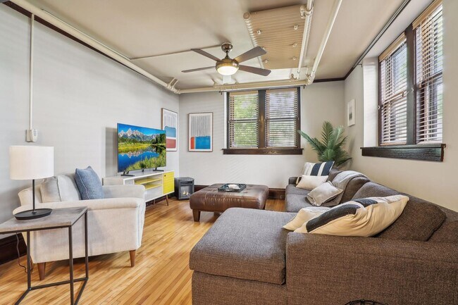 Foto del edificio - 3006 W 44th St