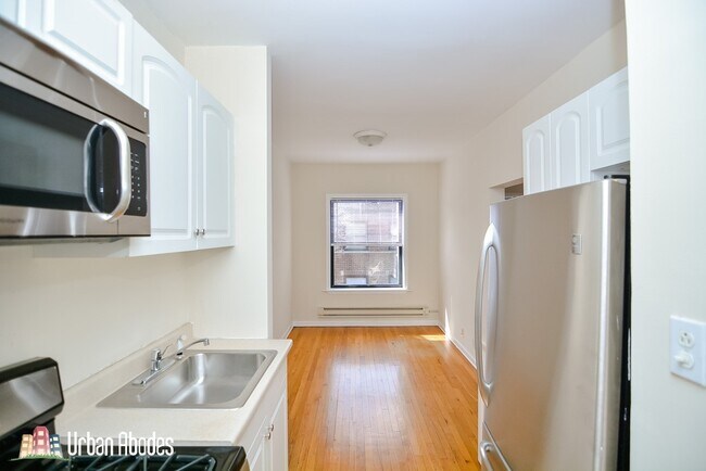Building Photo - 750 W Addison St