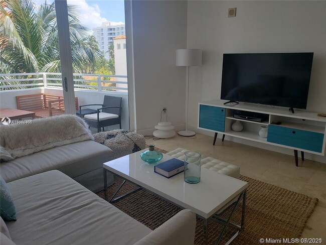 Building Photo - 225 Collins Ave