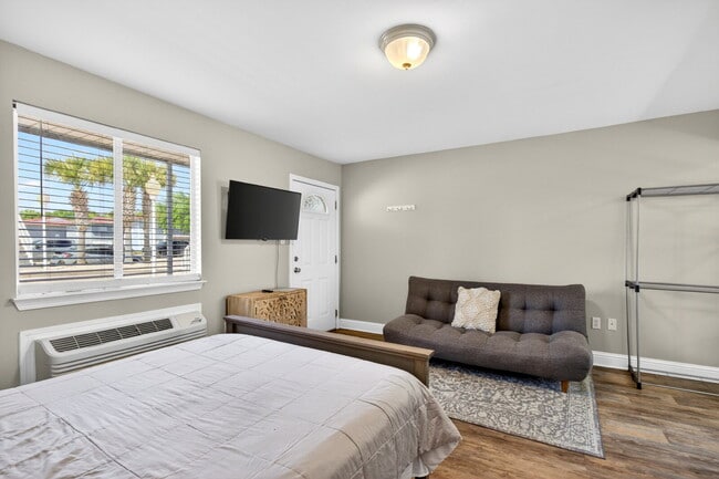 Building Photo - Furnished Studio - Accept TDY