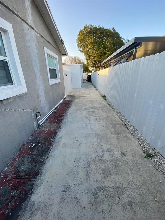 Foto del edificio - 3501 NW 182nd St