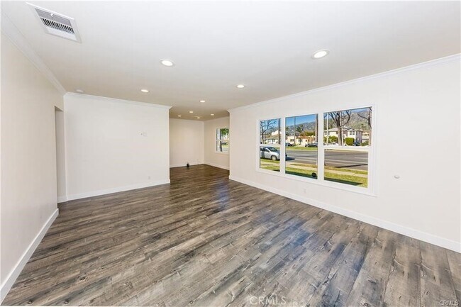 Foto del edificio - 716 W Glenoaks Blvd