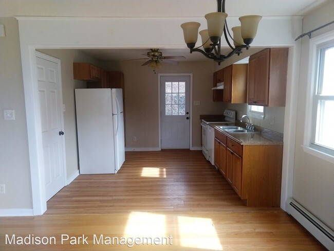 Building Photo - 3 br, 1 bath House - 165 S Pine Ave