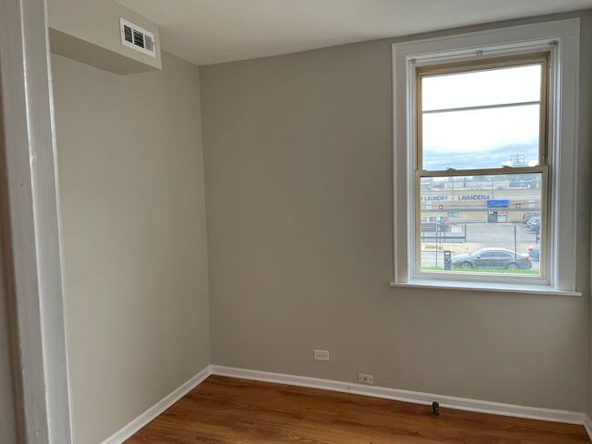 Foto del edificio - 3242 N Pulaski Rd