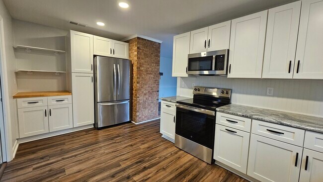 Foto del edificio - 6736 Hartsell Pl