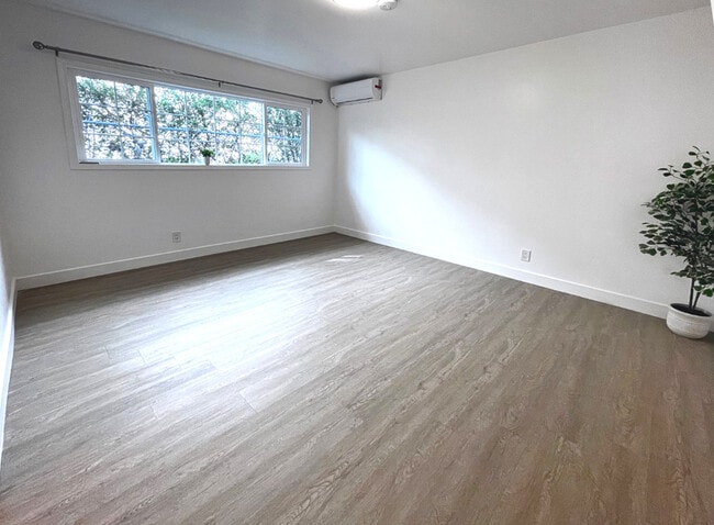 Building Photo - 1601 N Normandie Ave