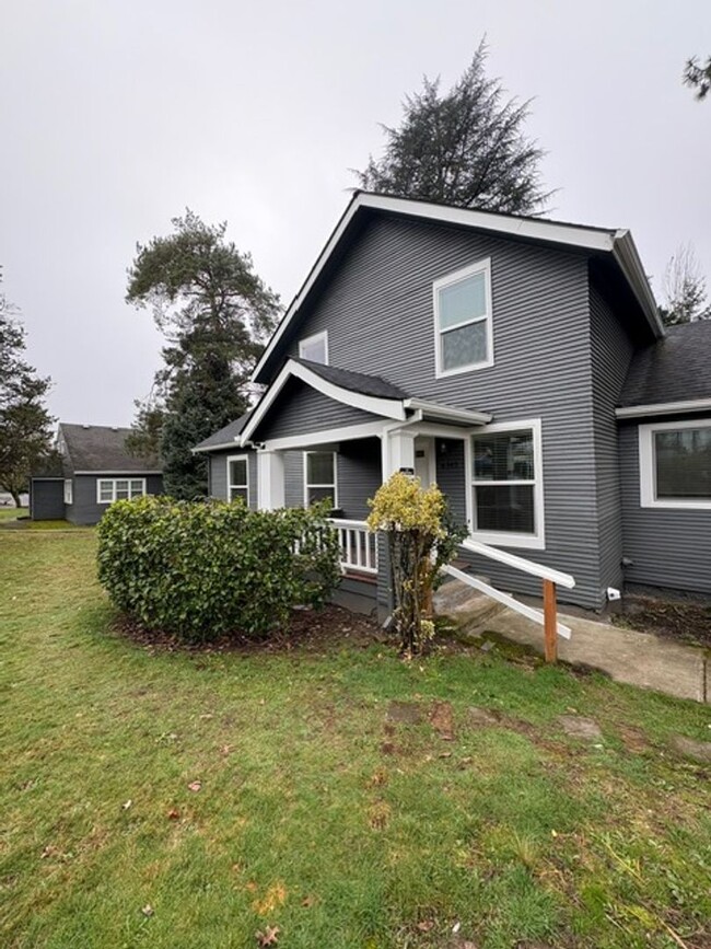 Building Photo - Beautifully Remodelend Home - Minutes from...