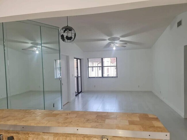 Foto del edificio - 7714 Tahiti Ln