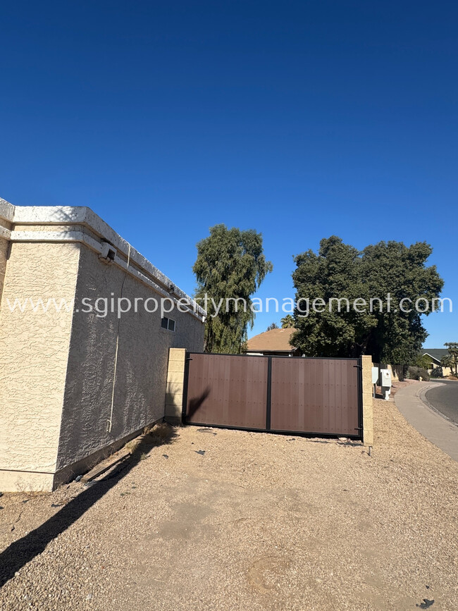 Foto del edificio - North Phoenix home on huge lot for rent