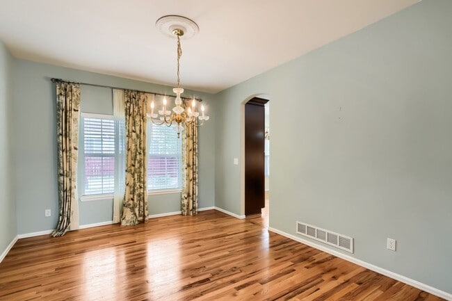 Building Photo - Amazing 5-bedroom home in Cherry Creek School District! Basement Apartment with kitchen! Move in ...