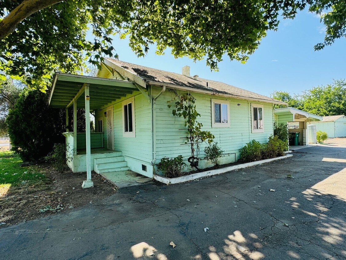 Primary Photo - Cute Two Bed, Two Bath Country Home