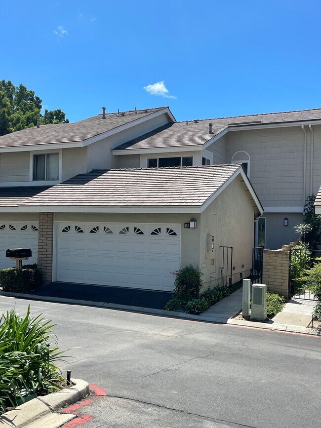 Foto del edificio - Stylish 3BR Townhome with Garage in Prestigious Woodbridge, Irvine