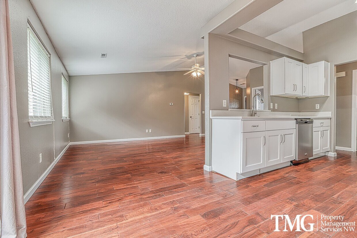 Primary Photo - Pet Friendly 3 bed 2 bath Ranch House w/ L...