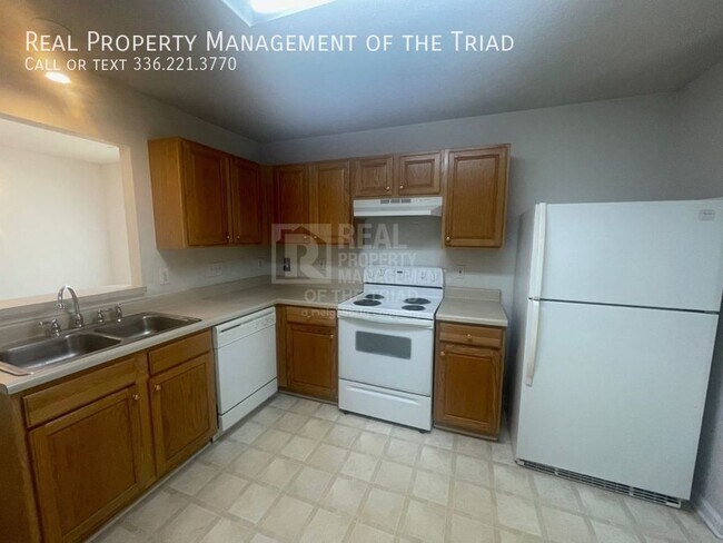 Foto del edificio - Amazing Single-Level 2bd/2ba Duplex Unit A...