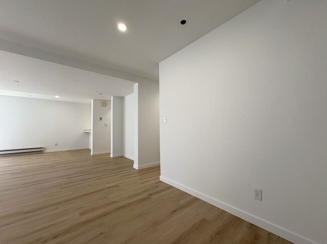 Building Photo - Newly Renovated 2BR/2BA First-Floor Condo ...