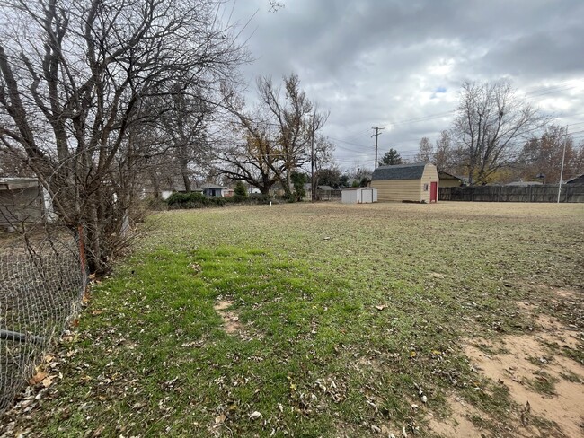 Building Photo - 3b, 1b Home, Near Yukon High School