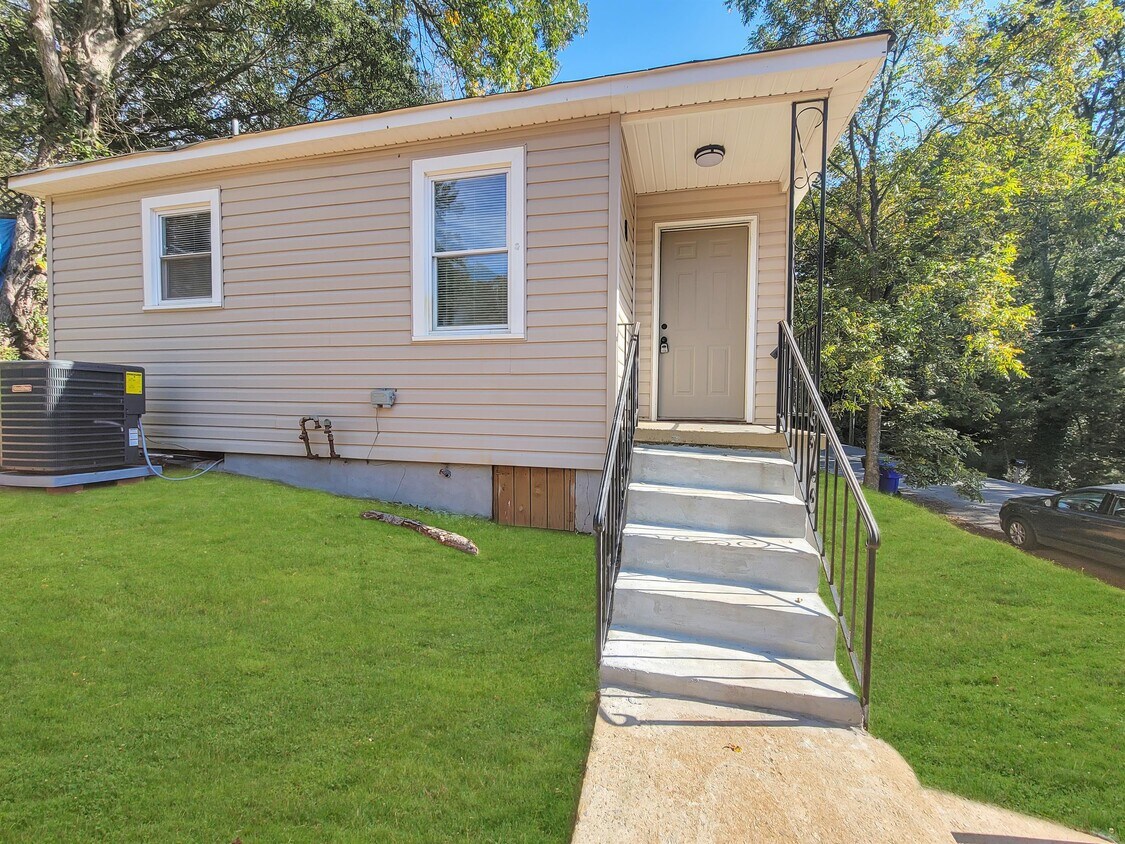 Primary Photo - 104 Hilton St