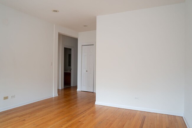 Building Photo - North Lincoln Square - 2 Bed / 1 Bath - In Unit Laundry