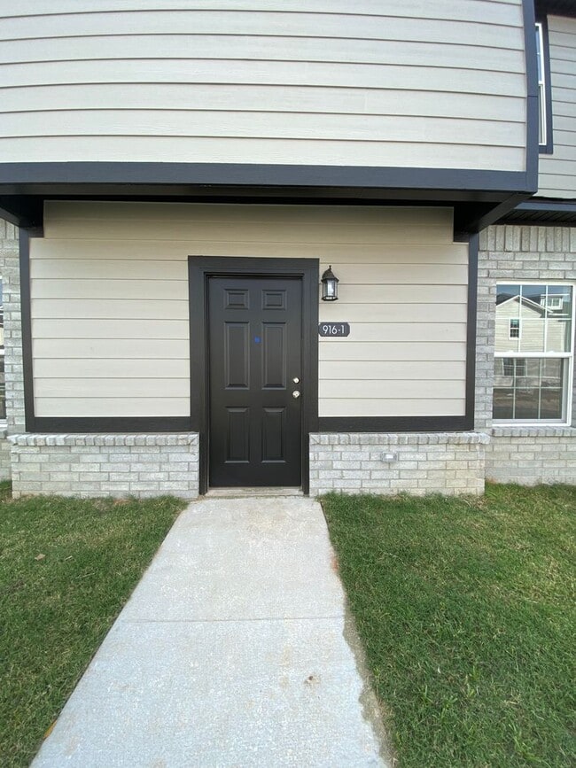 Building Photo - 916 S Amarillo Ave