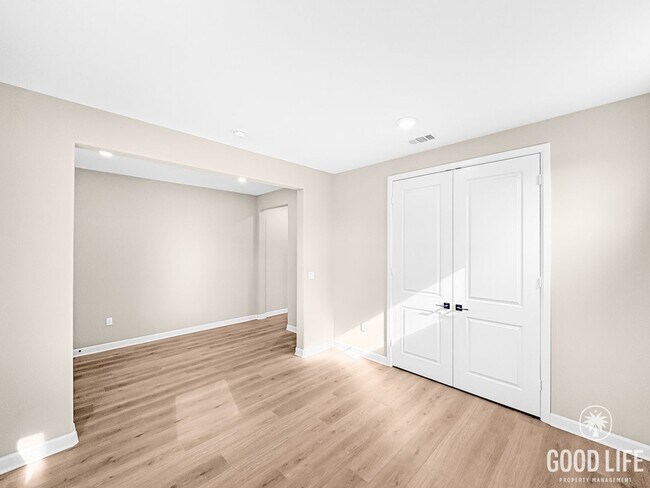 Building Photo - Never-Lived-In Modern 5BR Home with Private Backyard