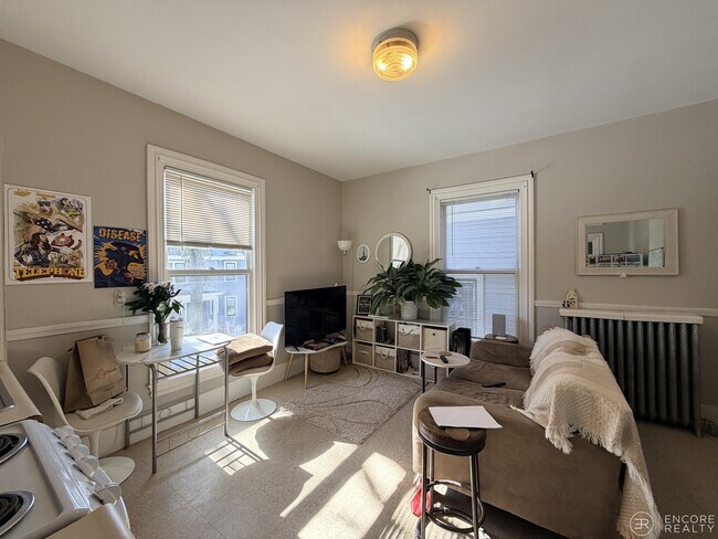 Foto del edificio - 8A Forest St. Unit 2R