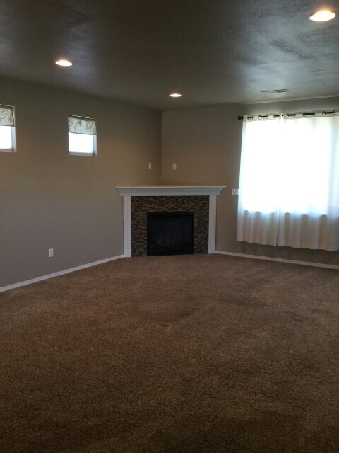 Building Photo - Beautiful 3 bedroom, 2.5 bath in the  Hamp...
