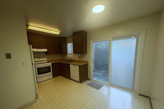 Building Photo - Charming 2 bed/1.5 bath townhouse convenie...