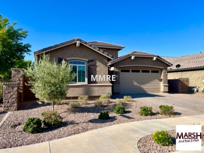 Foto del edificio - Beautiful 3 bedroom home plus den with pri...